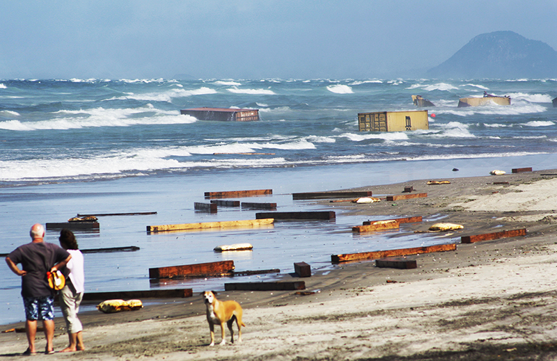 Rena : Container Ship Runs Aground : Tauranga : New Zealand : Personal Photo Projects :  Richard Moore Photography : Photographer : 